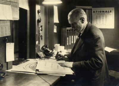 222000 Portret van A.J. de Lange, geboren 27-2-1887, bureaulist (loketbeambte) van de Stadsschouwburg (Vredenburg 70) ...